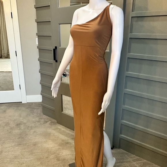Missguided Dresses & Skirts - NWT Misguided long bronze one shoulder dress Sz 4